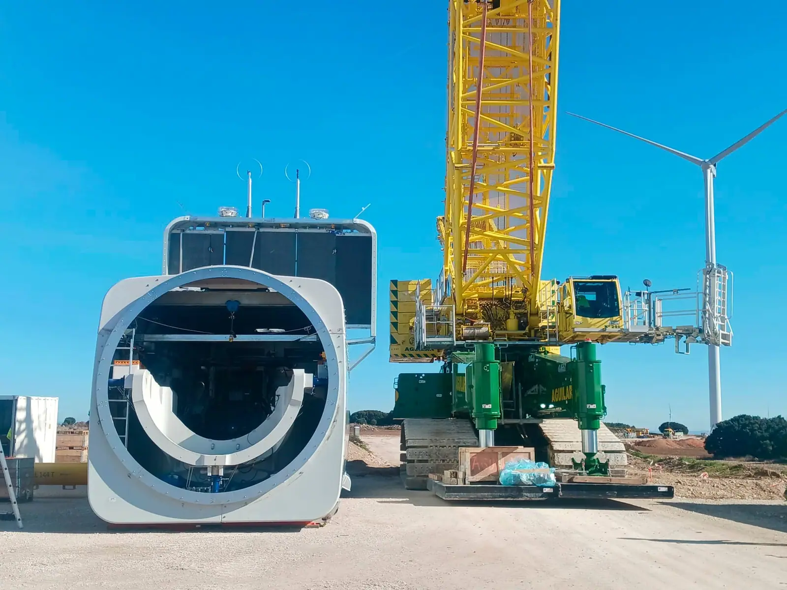 Grúas para la industria eólica: equipos clave en la energía renovable