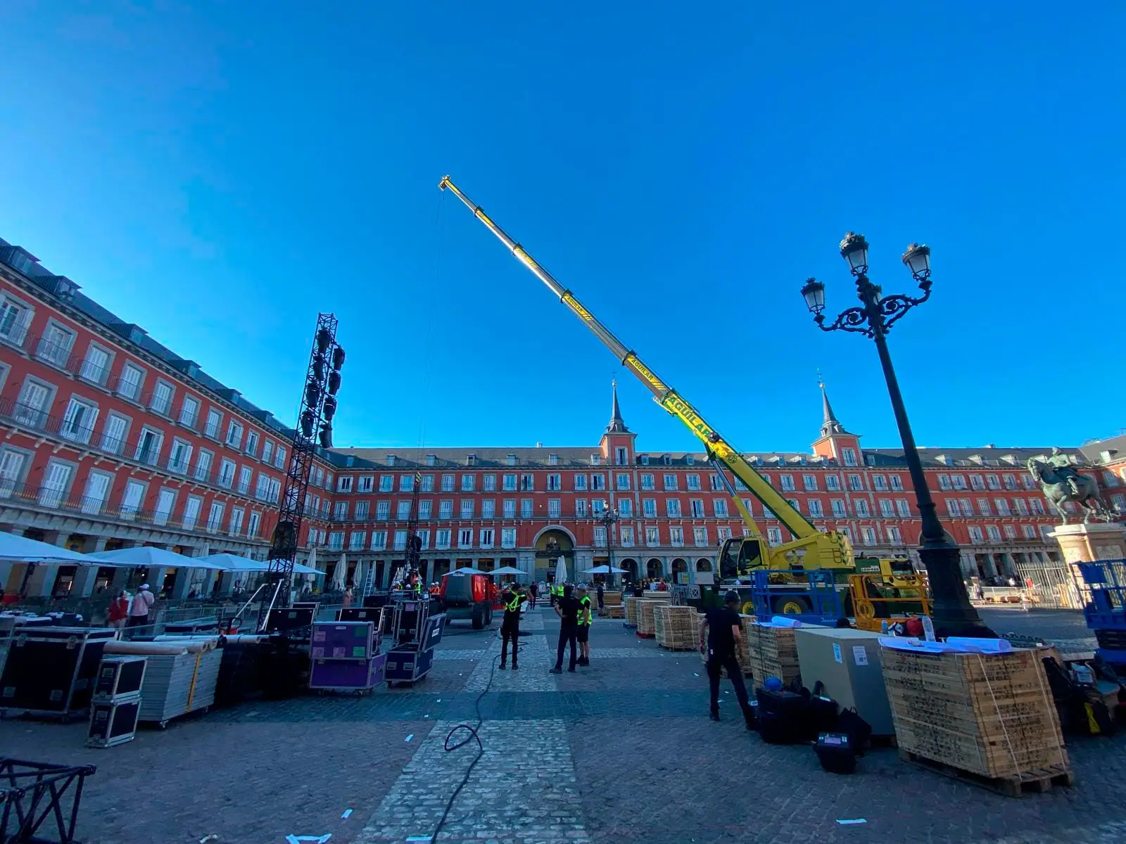 Grúas móviles en construcción urbana