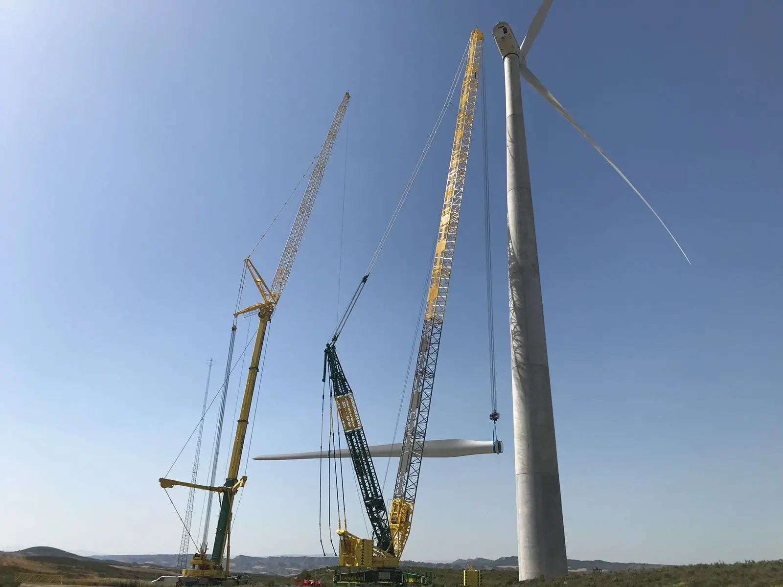 grúas en montaje aerogeneradores