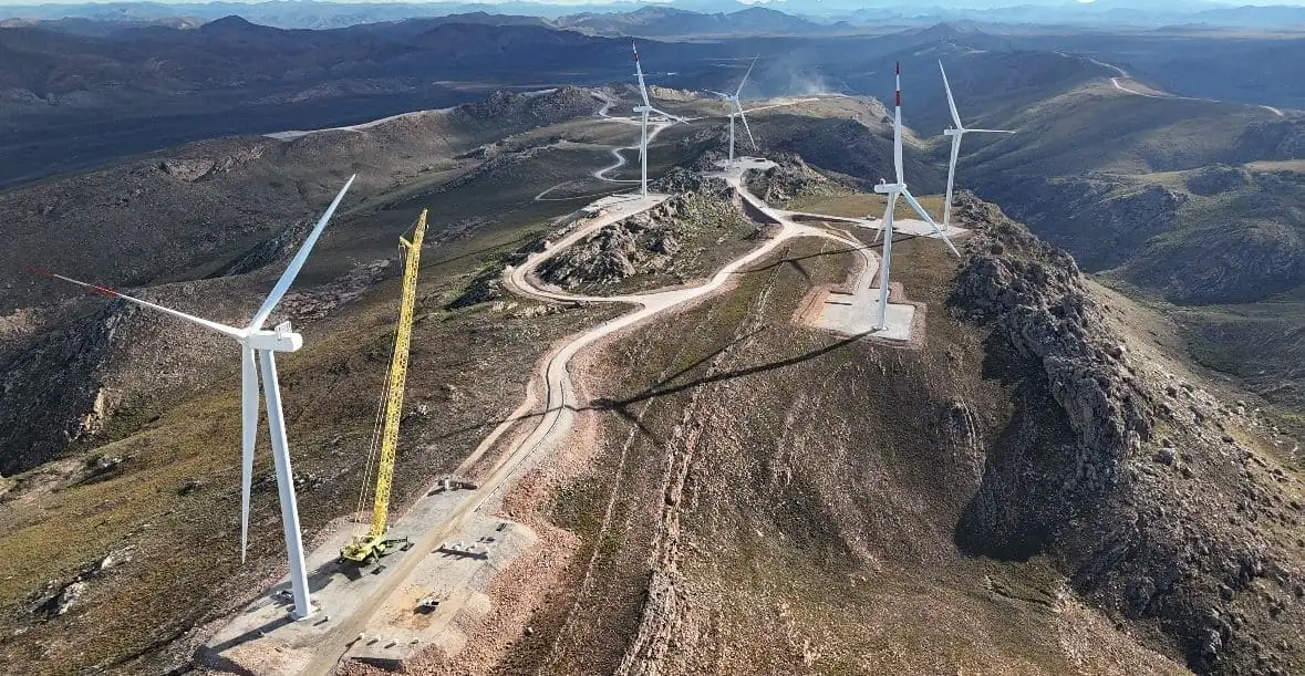 Montaje de aerogenerador en parque eólico de montaña