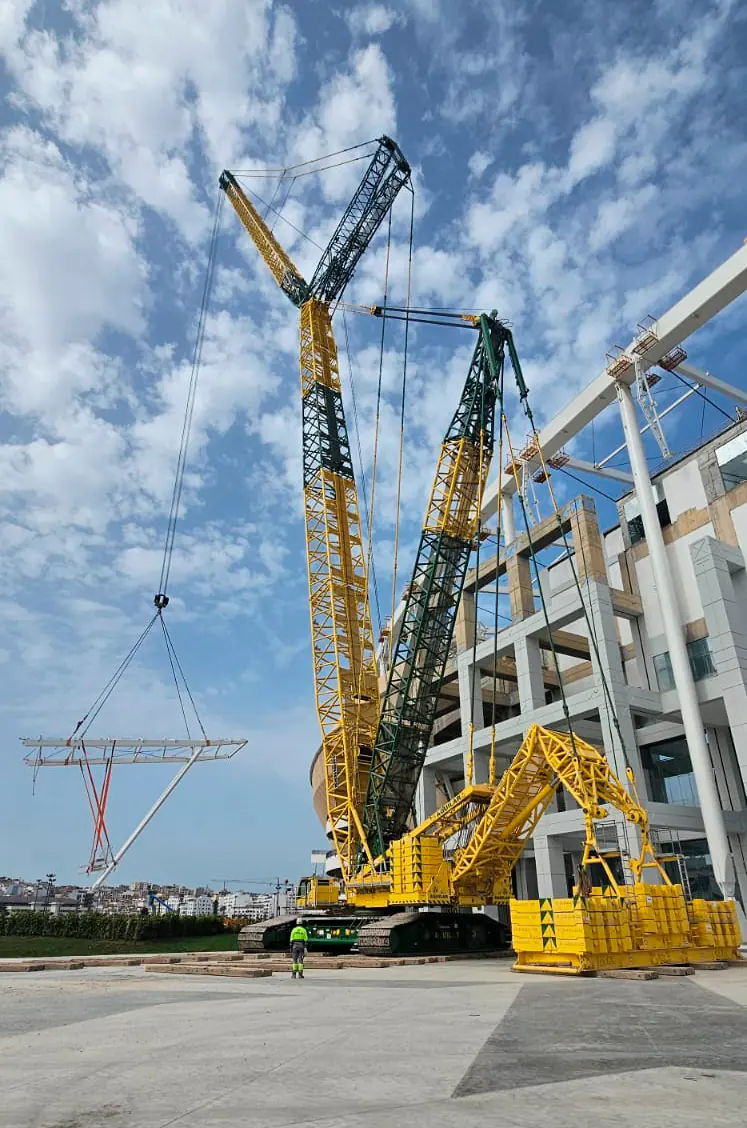 Grúa sobre cadenas en la remodelación del Gran Estadio de Tánger