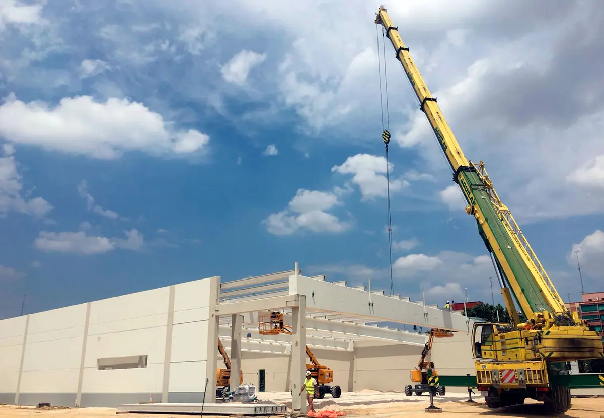 Grúa móvil Aguilar trabajando junto a un edificio