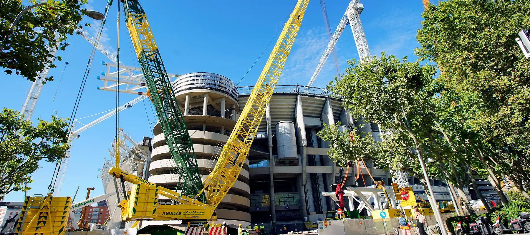 Grúa de celosía trabajando en la obra de un estadio