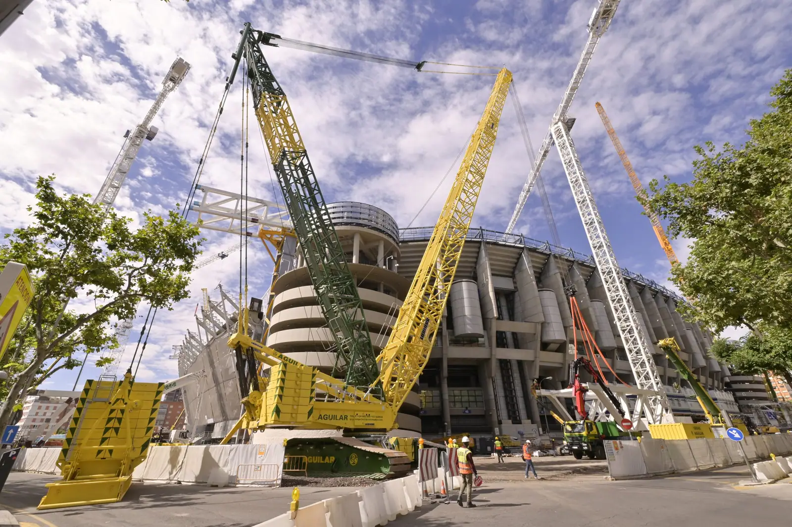 Panorámica de una grúa Liebherr LR 1600 sobre cadenas de Grúas Aguilar