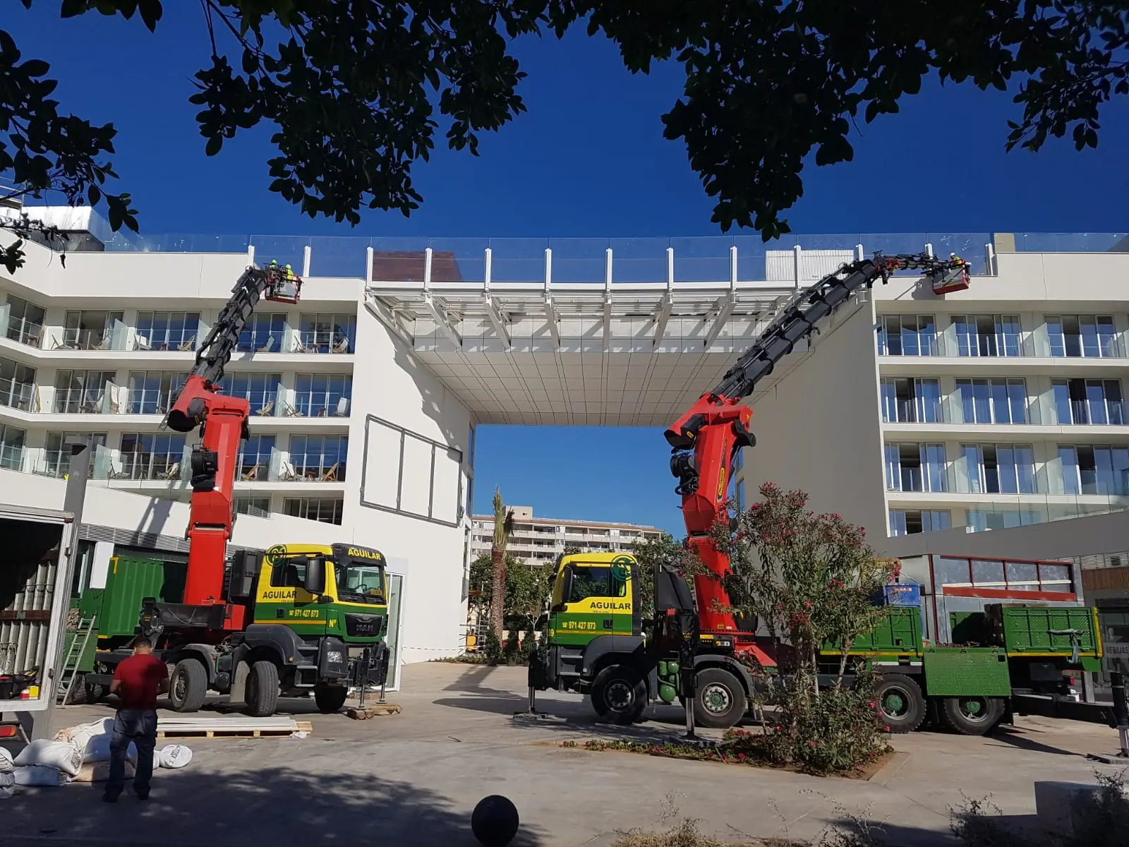 Camión grúa trabajando junto a un edificio