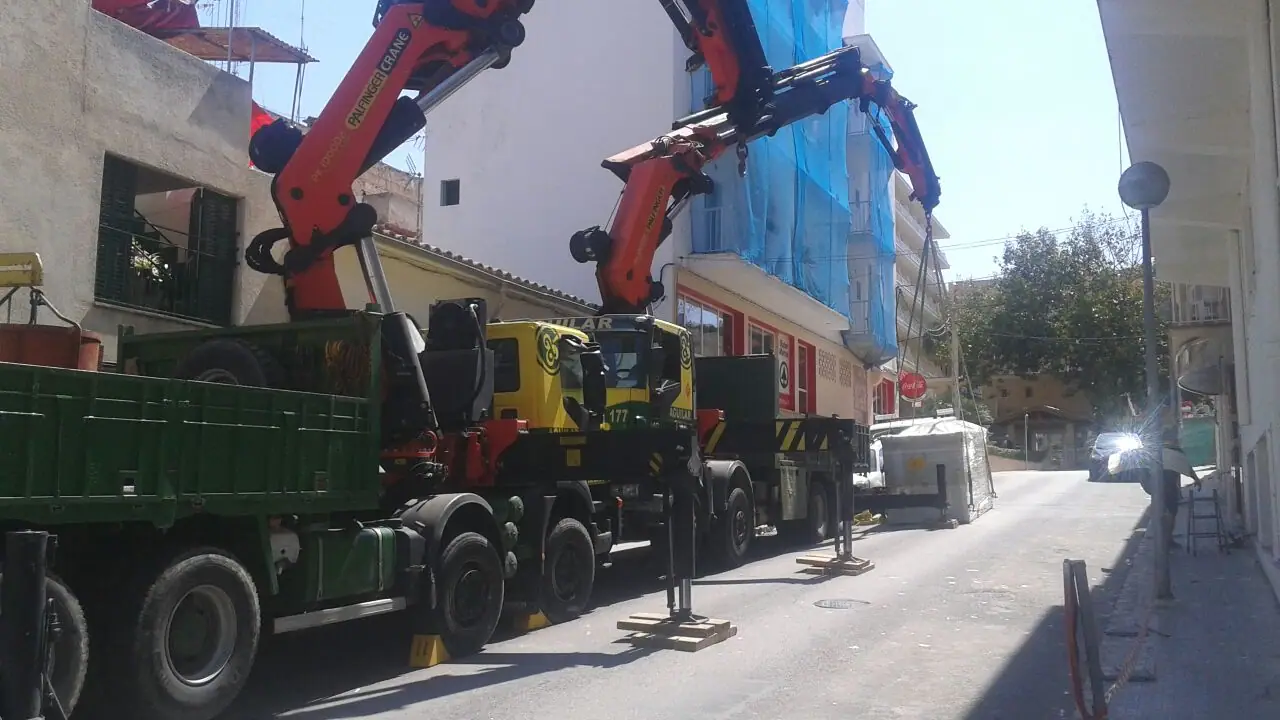 Camión grúa compacto en entorno urbano