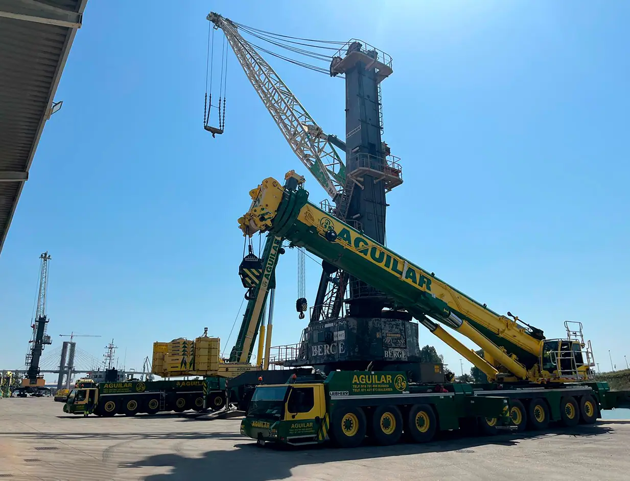 Carga de grúa Liebherr LHM 250 en el Puerto de Sevilla
