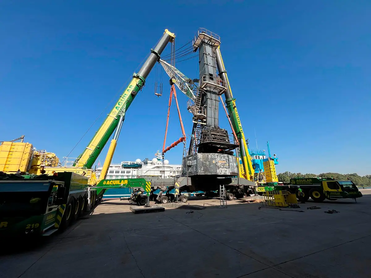Carga de grúa Liebherr LHM 250 en el Puerto de Sevilla