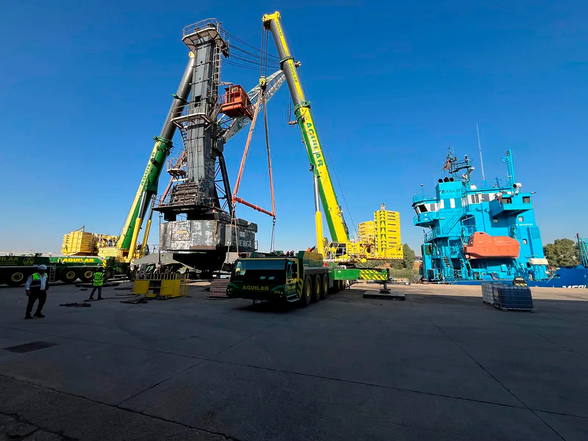 Carga de grúa Liebherr LHM 250 en el Puerto de Sevilla