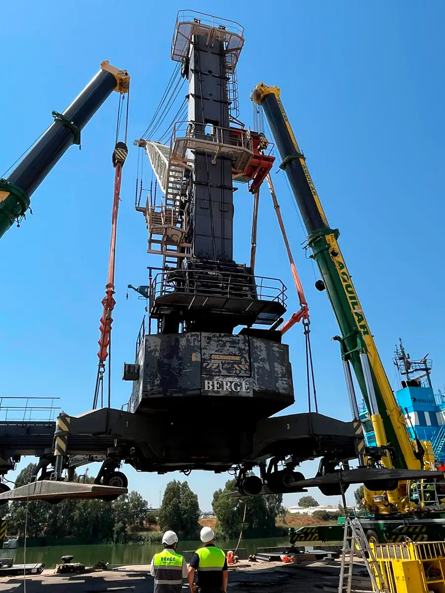 Carga de grúa Liebherr LHM 250 en el Puerto de Sevilla