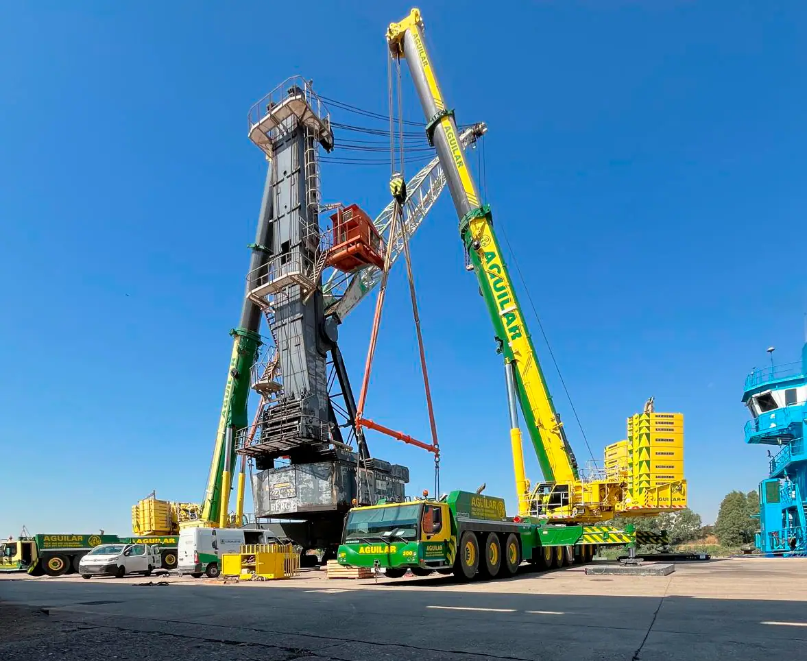 Carga de grúa Liebherr LHM 250 en el Puerto de Sevilla