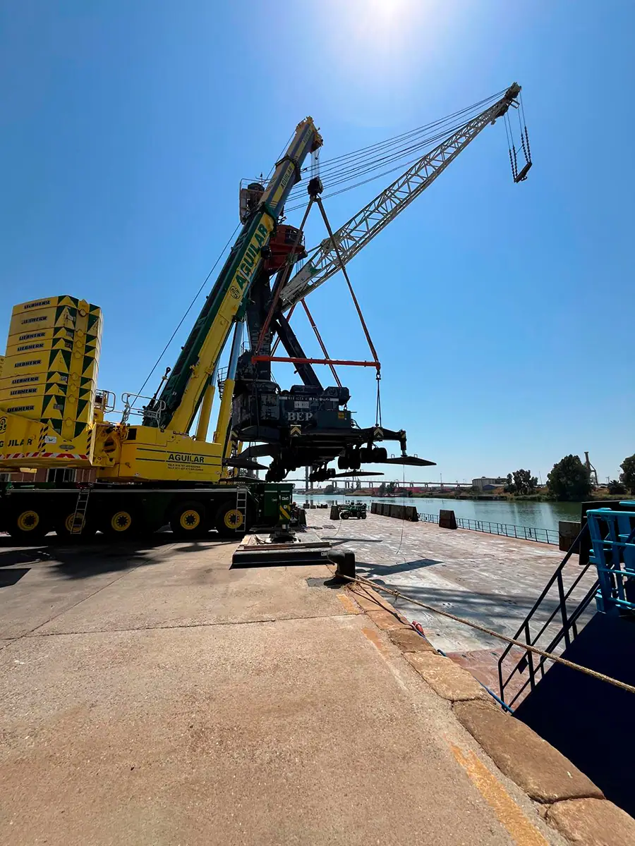 Carga de grúa Liebherr LHM 250 en el Puerto de Sevilla