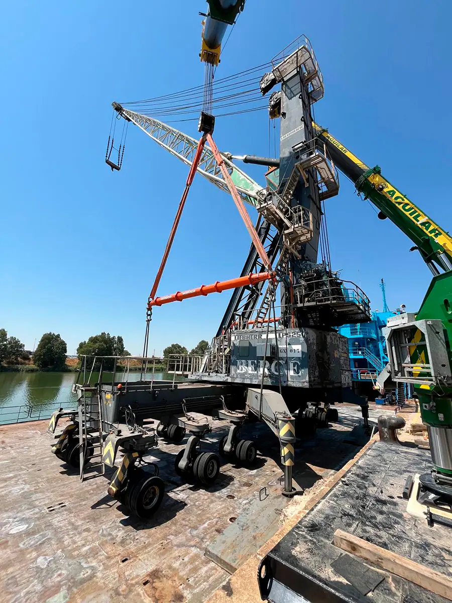 Carga de grúa Liebherr LHM 250 en el Puerto de Sevilla