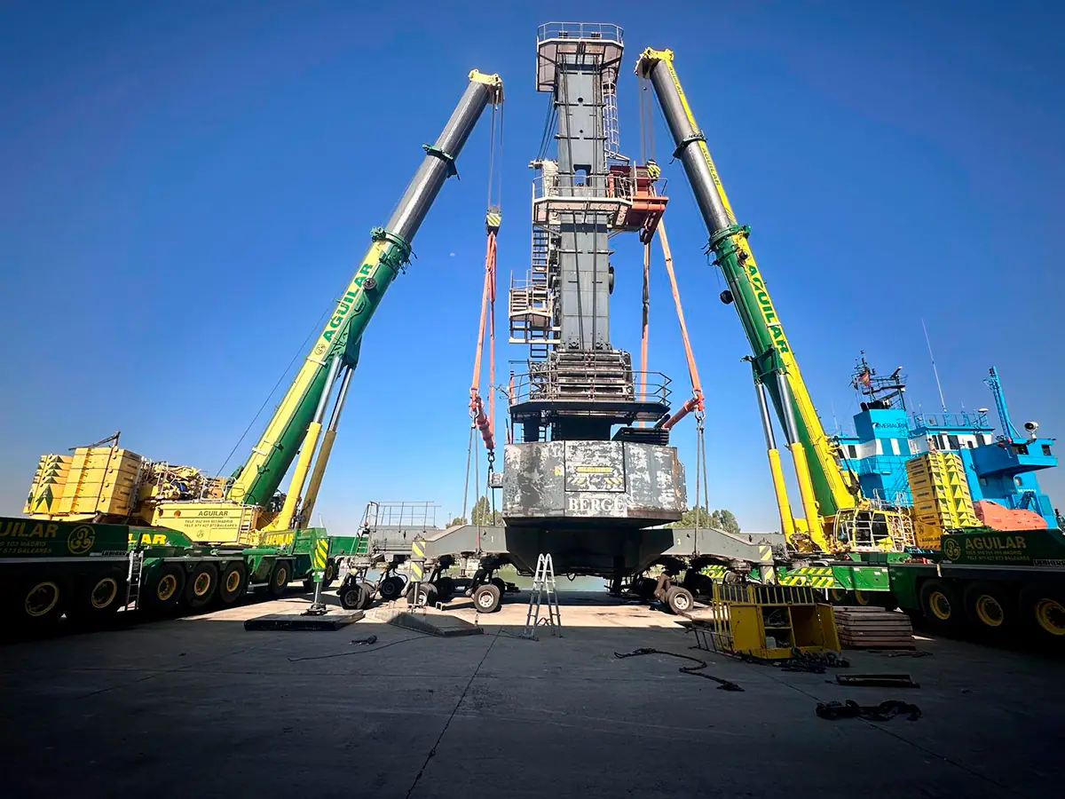 Carga de grúa Liebherr LHM 250 en el Puerto de Sevilla