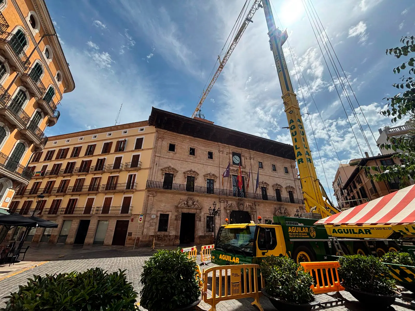 Ventajas de usar grúas torre móviles en obras urbanas