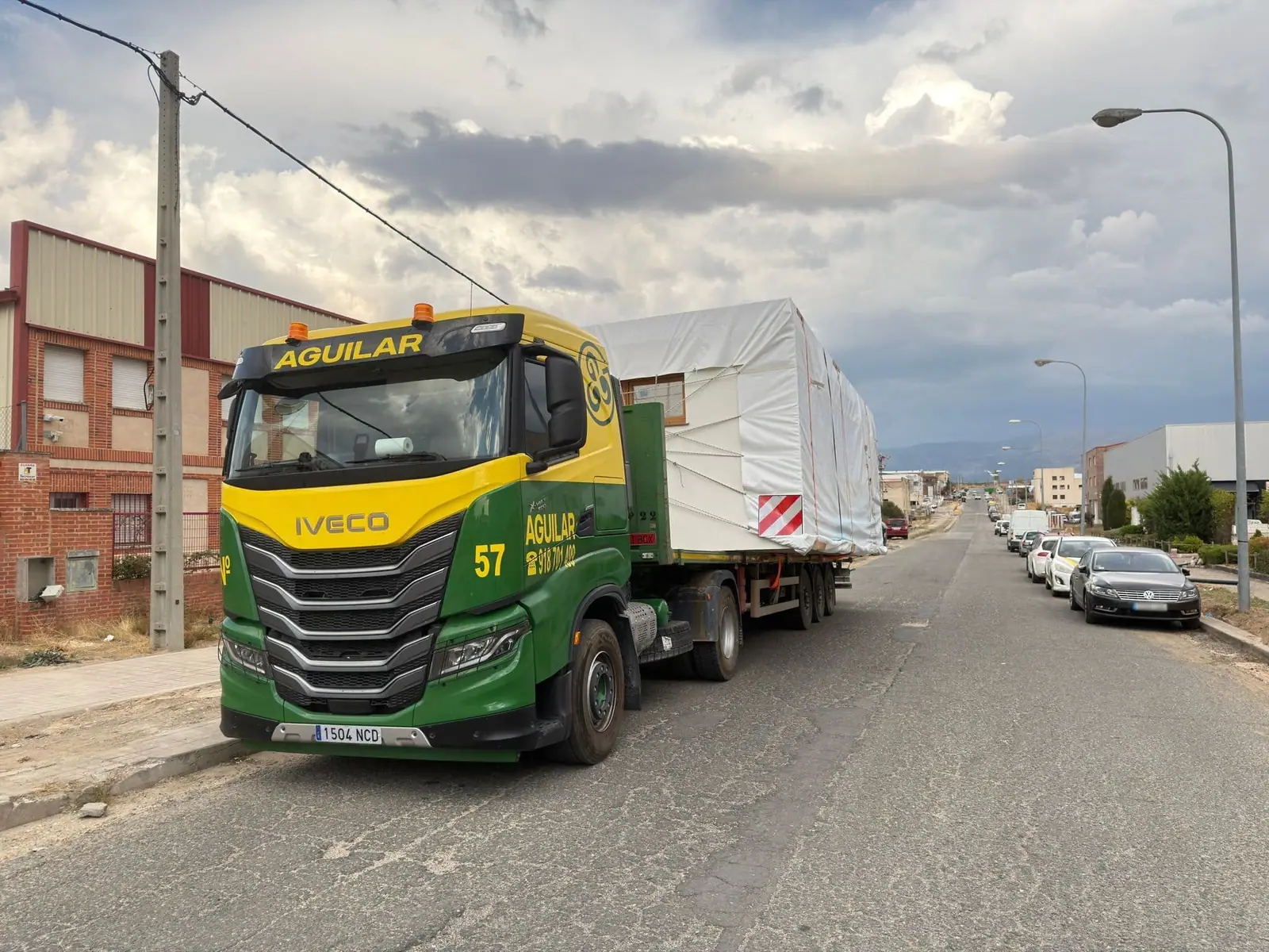 Camión de transporte especial con módulo prefabricado